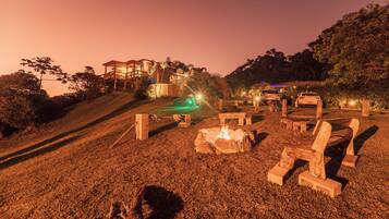 Fachada de la propiedad por la tarde o noche