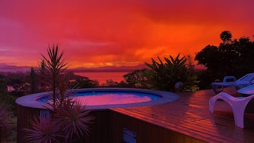 Piscina externa, guarda-sóis, espreguiçadeiras