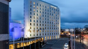 Un hotel de varios pisos con un diseño moderno, que destaca un letrero grande con la palabra 'Courtyard' en la parte superior.
