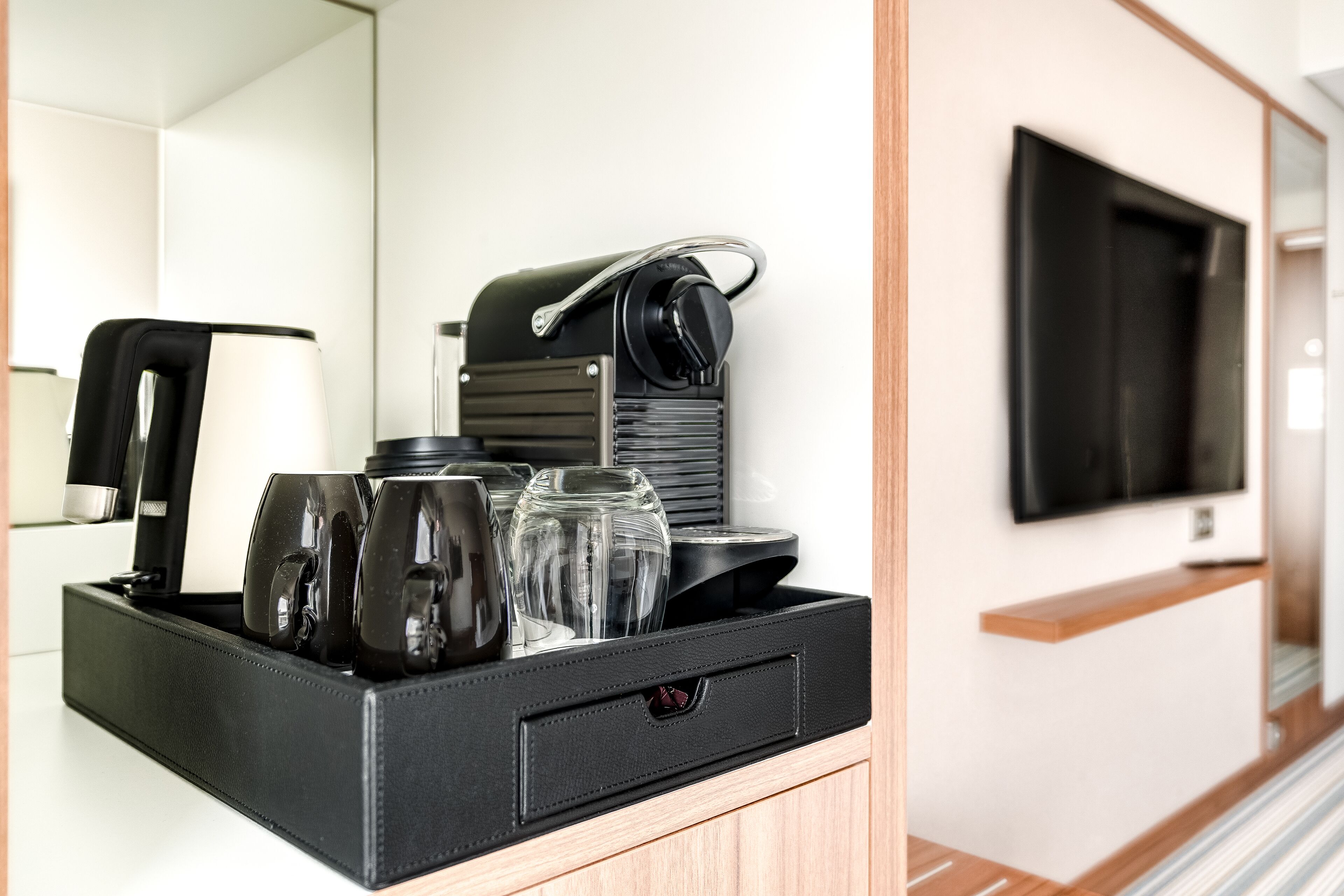 1 bedroom, desk, laptop workspace, soundproofing