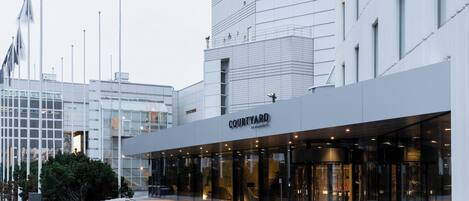Un edificio moderno con fachada de vidrio y un cartel que dice "Courtyard".