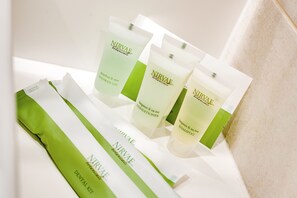 Chuveiro, secador de cabelo, toalhas de banho