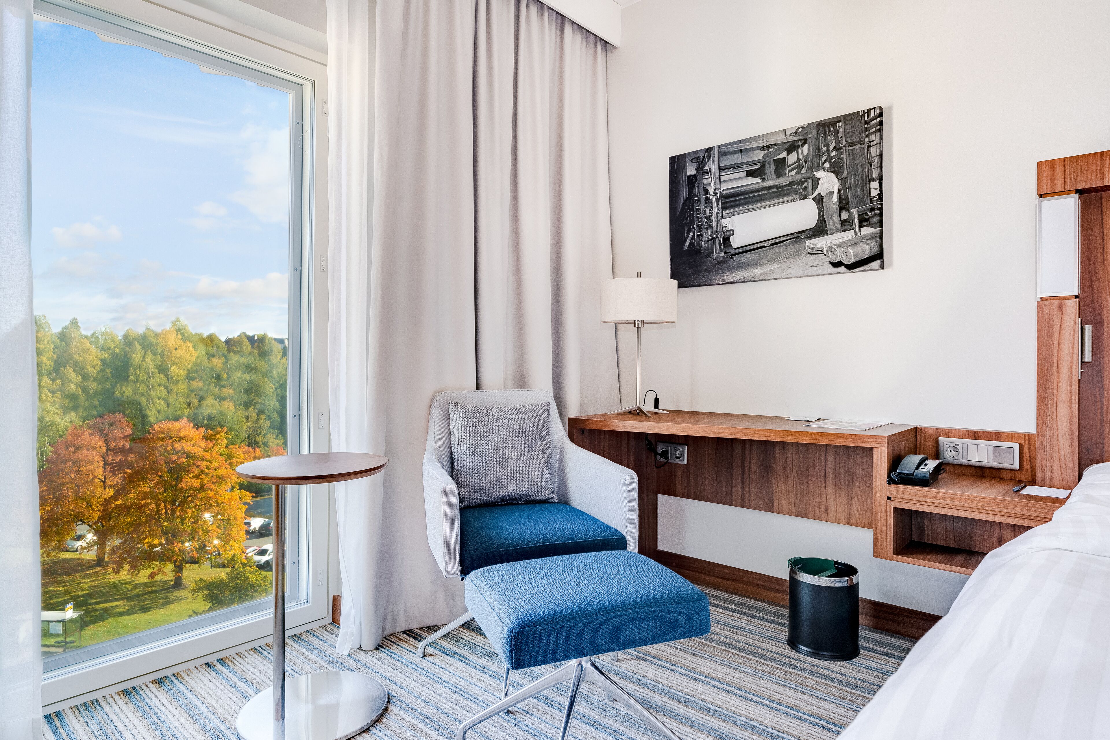 55-inch tv with cable channels, pay films