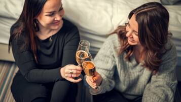 Escritorio y espacio para trabajar con un portátil