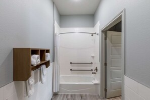 Værelse - 1 kingsize-seng - handicapvenligt - ikke-ryger (Mobility,Hearing,Tub w/Grab Bars) | Handicapvenligt badeværelse