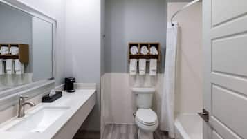 Comfort-Zimmer, Mehrere Betten, Nichtraucher | Badezimmer | Kostenlose Toilettenartikel, Bademäntel, Handtücher