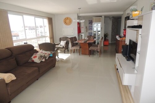 Apartment, 10th floor, large space, 3 blocks from the sea, 3 double bedrooms.