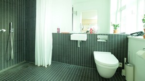 Shower, free toiletries, hair dryer, towels - Central Canal Apartments 5 (Copenhagen)