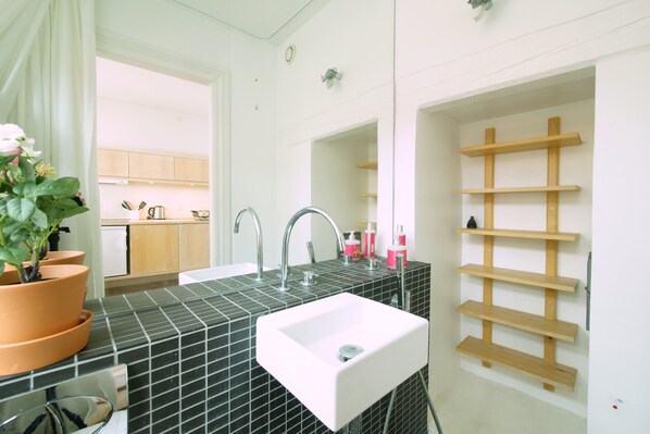 City Studio | Bathroom | Shower, free toiletries, hair dryer, towels