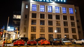 Um edifício de hotel com uma placa que indica que possui 5 estrelas.
