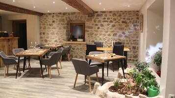 Serveert ontbijt, diner, lokale gerechten, uitzicht op de tuin