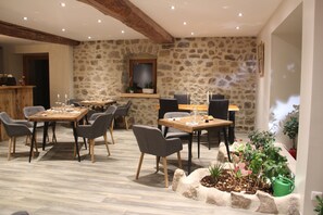 Petit déjeuner et dîner servis sur place