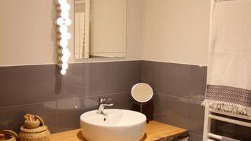 Chambre Double (Mure) | Salle de bain | Douche, articles de toilette gratuits, sèche-cheveux