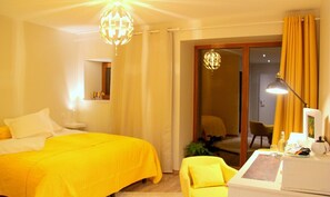 Phòng đôi tiện nghi đơn giản, quang cảnh vườn (Chambre double Mirabelle) | Bàn, màn/rèm cản sáng, phòng cách âm 
