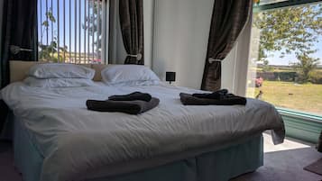 Double room with Private Upper Floor Bathroom | Didekorasi berbeda-beda dan dilengkapi dengan perabotan berbeda-beda