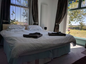 Individually decorated, individually furnished, desk, iron/ironing board - The Old Rectory B&B (Amlwch)