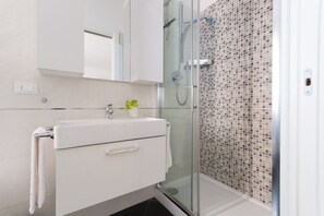 Ducha, secador de pelo, bidet, toallas
