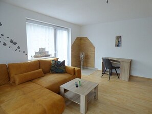 Fernseher, Tischfußball, Stereoanlage