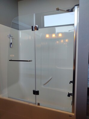Combined shower/bathtub, hair dryer, towels, soap