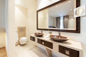 Deluxe Room, 1 Bedroom, Non Smoking, City View | Bathroom | Free toiletries, hair dryer, slippers, towels - Residenz Alte Post (Bonaduz)