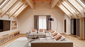 Penthouse Royal, 2 habitaciones, para no fumadores, vista a la montaña | Sala de estar | Televisión y Netflix 