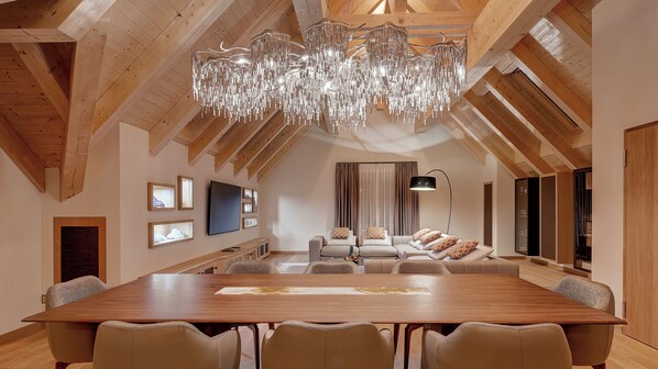 Penthouse Royal, 2 habitaciones, para no fumadores, vista a la montaña | Área de sala de estar | Televisión y Netflix 