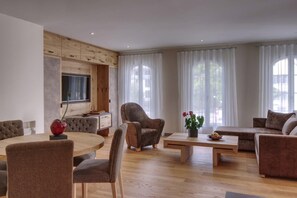 家庭公寓, 2 间卧室, 无烟房, 山景 | 起居区 | 电视、Netflix