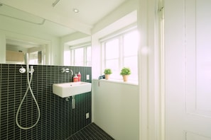 City Studio | Bathroom shower - Central Canal Apartments 7 (Copenhagen)