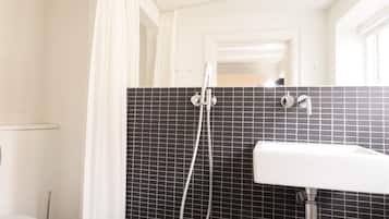 City Studio | Bathroom | Shower, free toiletries, hair dryer, towels