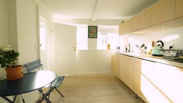 City Studio | Private kitchenette | Full-size fridge, oven, stovetop, electric kettle
