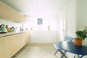 Studio Ville | Cuisinette privée | Réfrigérateur grande capacité avec congélateur, un four
