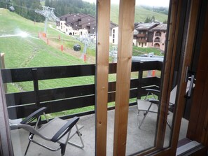 A balcony with a view of a ski lift and buildings in the background. - Pierrafort 31 - Charming 2-room apartment at the foot of the slopes (LES AVANCHERS VALMOREL)