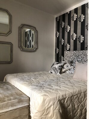 Classic Double Room | Individually decorated, individually furnished, desk, free WiFi - Casa Cavour (Turin)