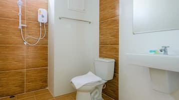 Standard Room | Bathroom | Shower, free toiletries, towels