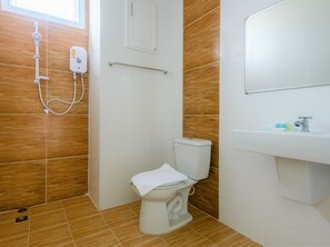 Standaard kamer | Badkamer | Een douche, gratis toiletartikelen, handdoeken