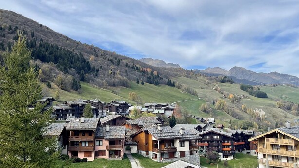 A mountain village with traditional wooden houses, a clear sky, and a valley. - Les Côtes 15 - 2-room apartment with mountain view (LES AVANCHERS VALMOREL)