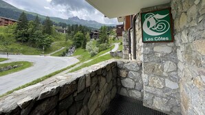 A stone building with a sign reading "Les Cotes." - Les Côtes 15 - 2-room apartment with mountain view (LES AVANCHERS VALMOREL)