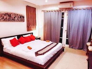 5 makuuhuonetta, tallelokero huoneessa, silitysrauta/-lauta