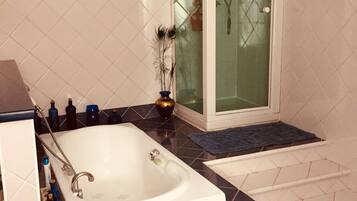Bathtub, hair dryer, bidet, towels