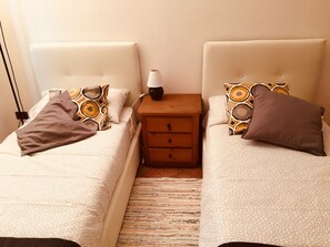2 bedrooms, desk, iron/ironing board, WiFi