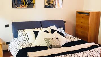 2 Schlafzimmer, Schreibtisch, Bügeleisen/Bügelbrett, WLAN