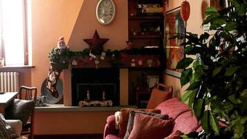 Fernseher, Videospiele, DVD-Player, Bücher