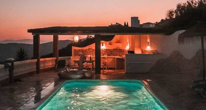 Finca with a fantastic view of the sea and the mountains