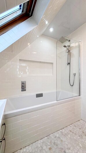 Cottage | Bathroom | Combined shower/tub, deep soaking tub, towels - Stob Binnein Cottage (Crianlarich)