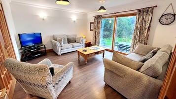 Cottage | Living area | 30-inch TV with digital channels