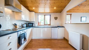 Cabin, Multiple Beds | Private kitchen | Fridge, microwave, oven, stovetop