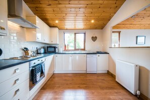Cabin, Multiple Beds | Private kitchen