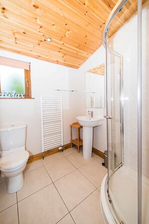 Cabaña, varias camas | Baño | Ducha, secador de pelo y toallas