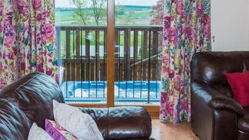 Cabin, Multiple Beds | Living room | 30-inch TV with digital channels