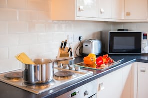 Cabane, plusieurs lits | Cuisine privée | Réfrigérateur, micro-ondes, four, plaque de cuisson